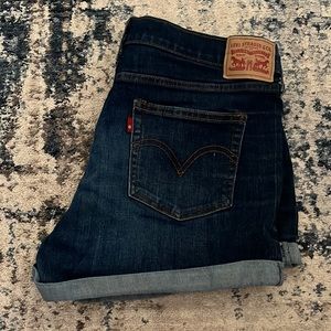 Levi’s high waisted Jean shorts 32